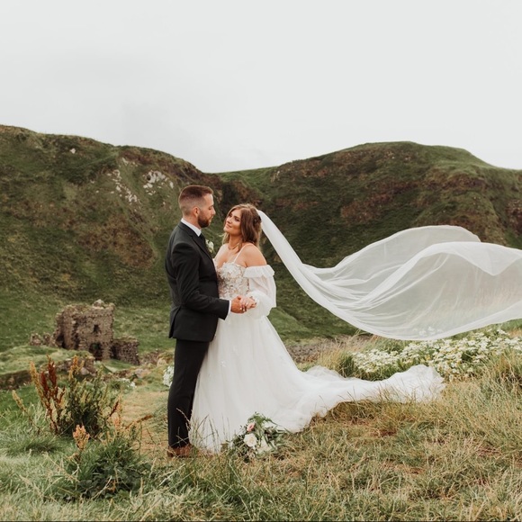 WEDDING DRESS - Picture 3 of 13